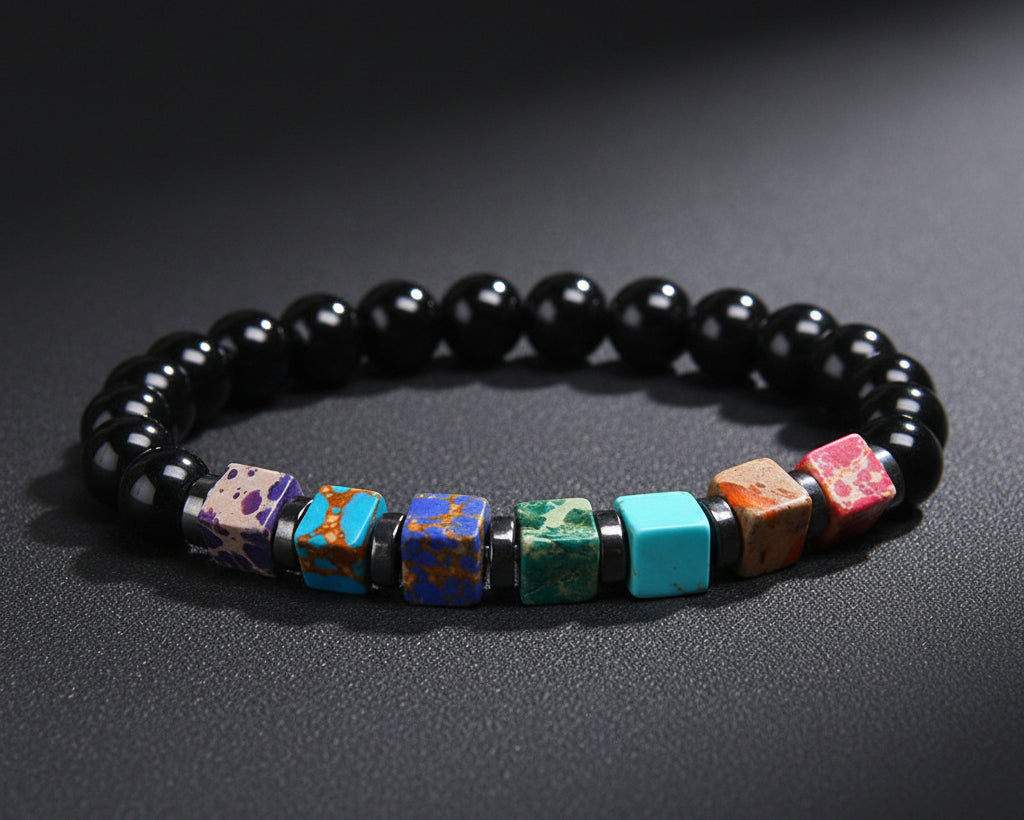 7 Chakra Naturstein Armband mit schwarzen 8mm Onyx-Perlen und bunten Wuerfel-Chakra-Steinen, Seitenansicht