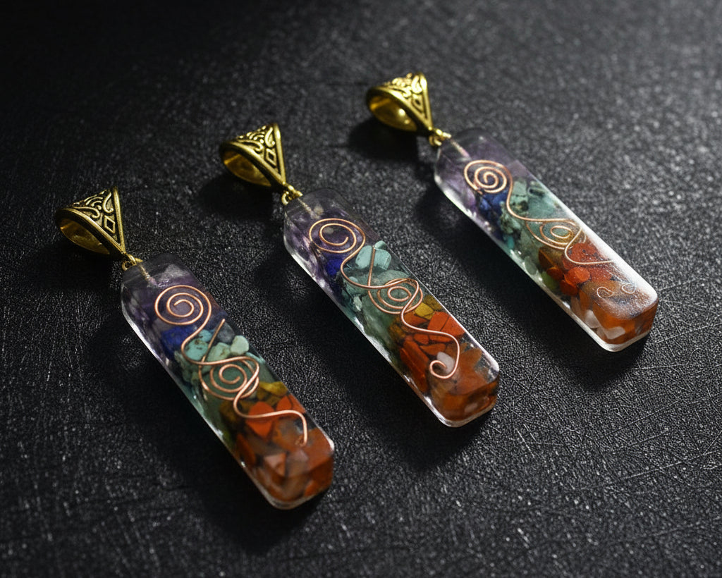 Drei 7 Chakra Edelstein Anhaenger mit Natursteinsplittern, Kupferspirale und goldener Fassung