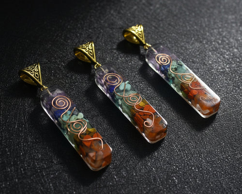 Drei 7 Chakra Edelstein Anhaenger mit Natursteinsplittern, Kupferspirale und goldener Fassung