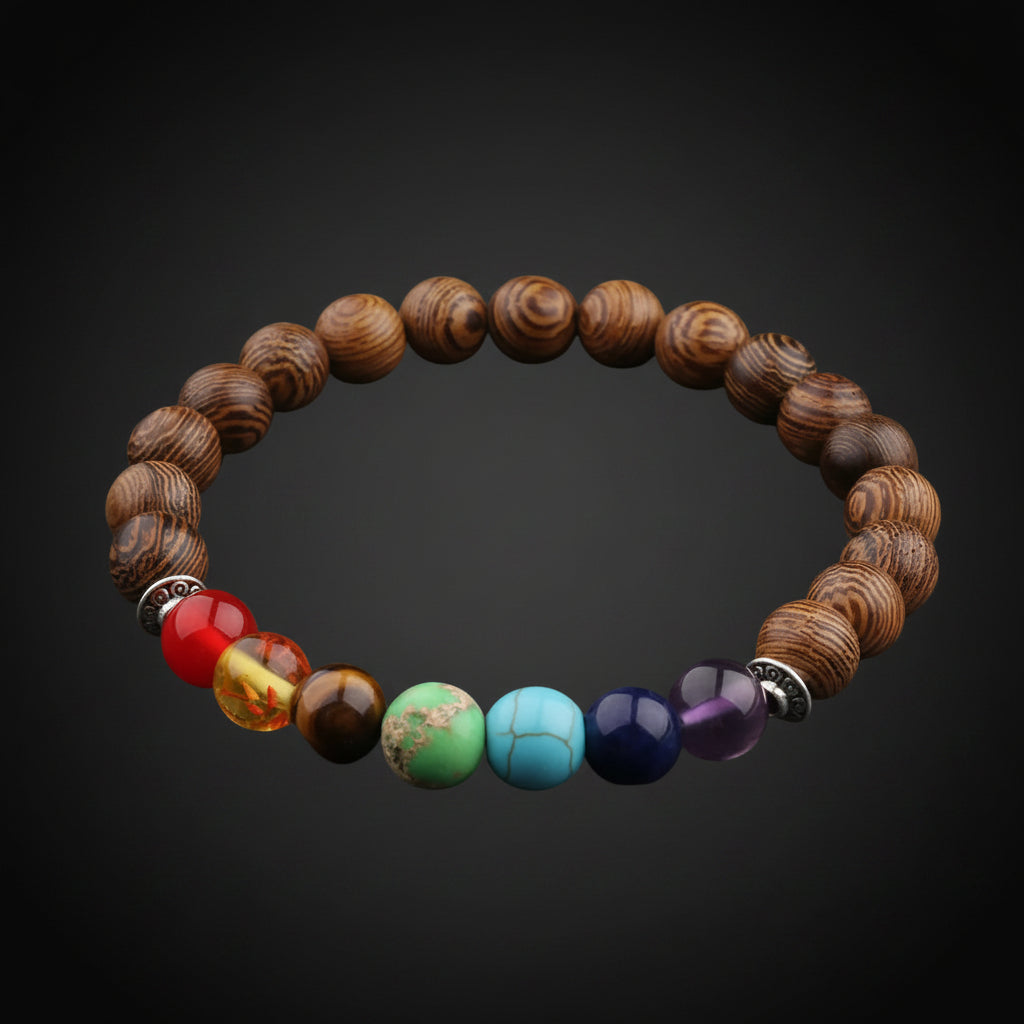 Chakra Holzperlen Armband mit Naturholzperlen und sieben Chakra-Natursteinen vor dunklem Hintergrund