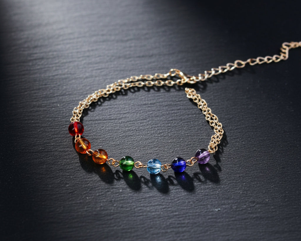 7 Chakra Fingerring-Armband mit goldener Kette und sieben bunten Edelsteinperlen