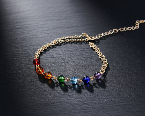 7 Chakra Fingerring-Armband mit goldener Kette und sieben bunten Edelsteinperlen
