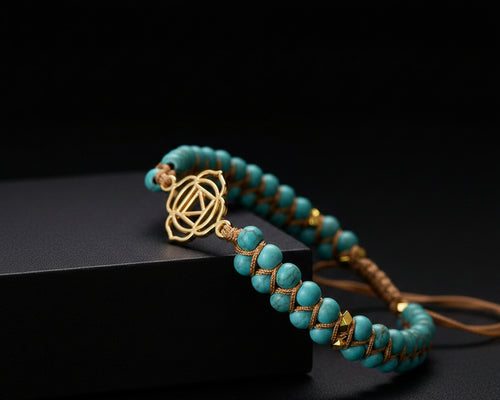 7 Chakra Meditationsarmband mit tuerkisfarbenen Perlen, goldenem Chakra-Symbol und Makramee-Schnur