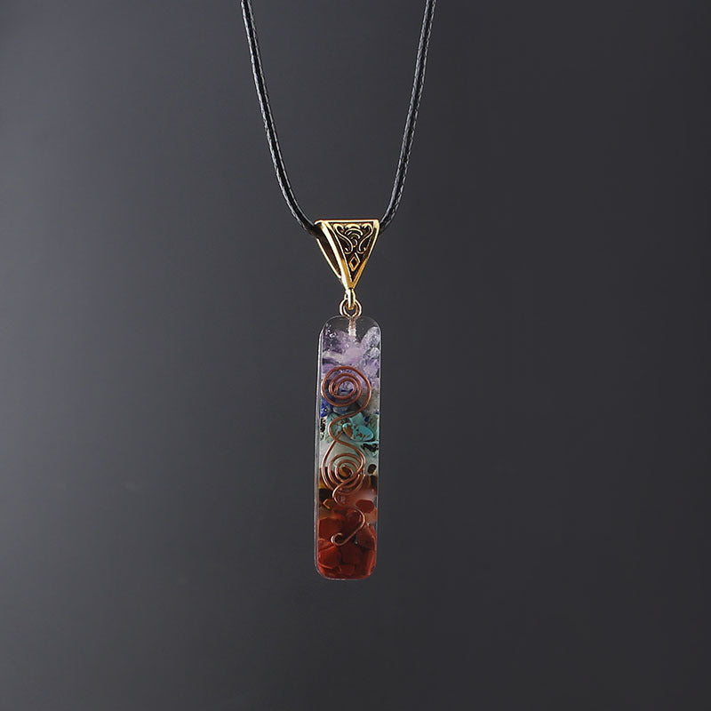 7 Chakra Edelstein Anhaenger mit Natursteinsplittern und Kupferspirale an schwarzer Halskette