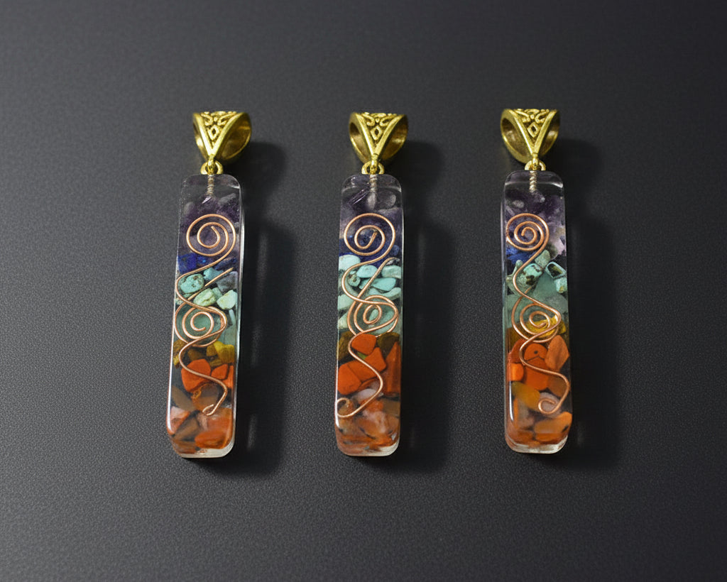 Drei 7 Chakra Edelstein Anhaenger mit bunten Natursteinsplittern und Kupferspirale, Frontansicht