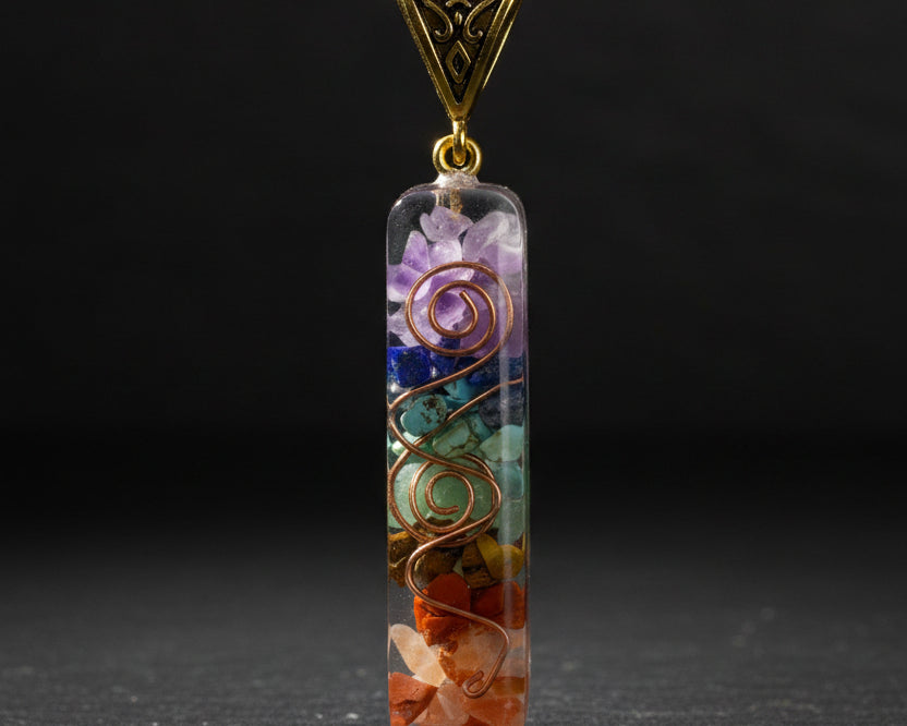 7 Chakra Edelstein Anhaenger mit Natursteinsplittern, Kupferspirale und goldener Fassung