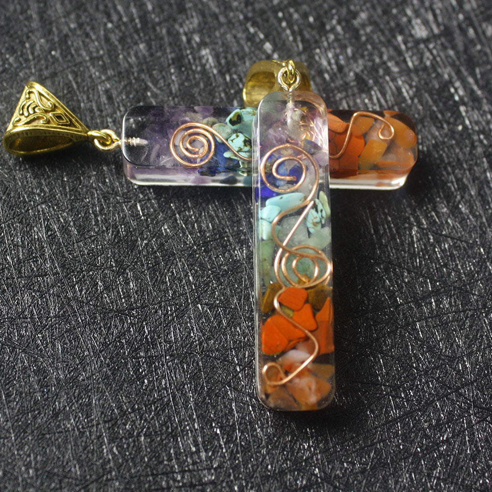 7 Chakra Edelstein Anhaenger mit Natursteinsplittern und Kupferspirale, Detailaufnahme