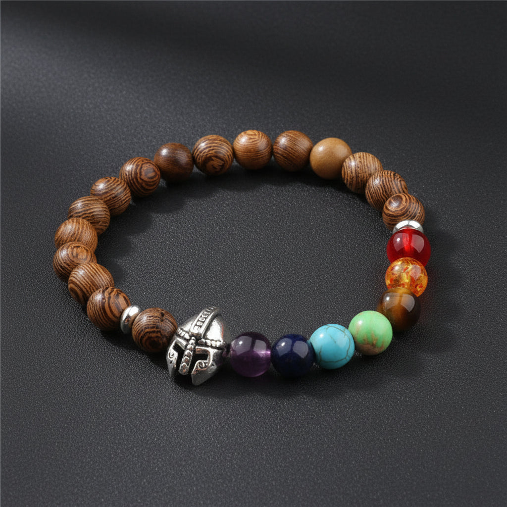 Chakra Holzperlen Armband mit Naturholzperlen, Chakra-Natursteinen und silberner Helm-Perle, getragenes Design