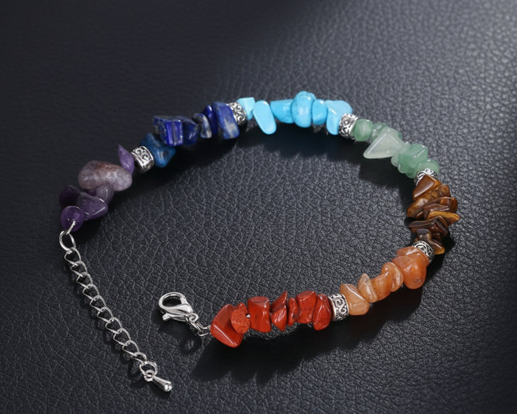 7 Chakra Rohstein Armband mit sieben bunten Natursteinsplittern in Regenbogenanordnung