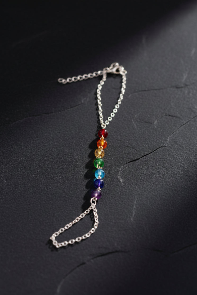 7 Chakra Fingerring-Armband mit silberner Kette und sieben bunten Edelsteinperlen