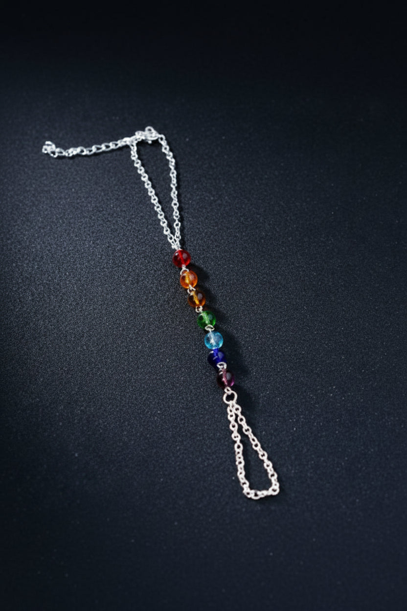 7 Chakra Fingerring-Armband mit silberner Kette, Ring und Edelsteinperlen, Detailansicht