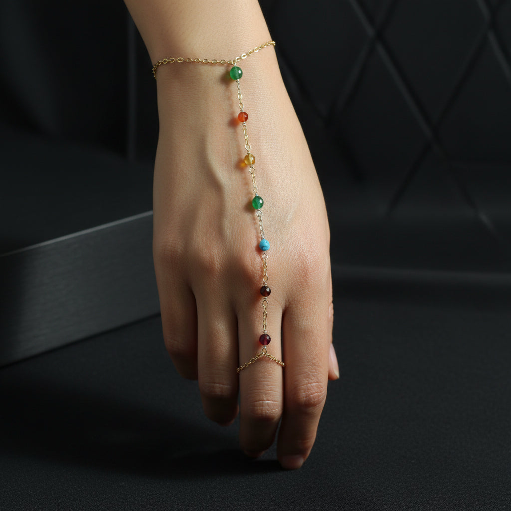 7 Chakra Fingerring-Armband mit goldener Kette und Edelsteinen, an der Hand getragen