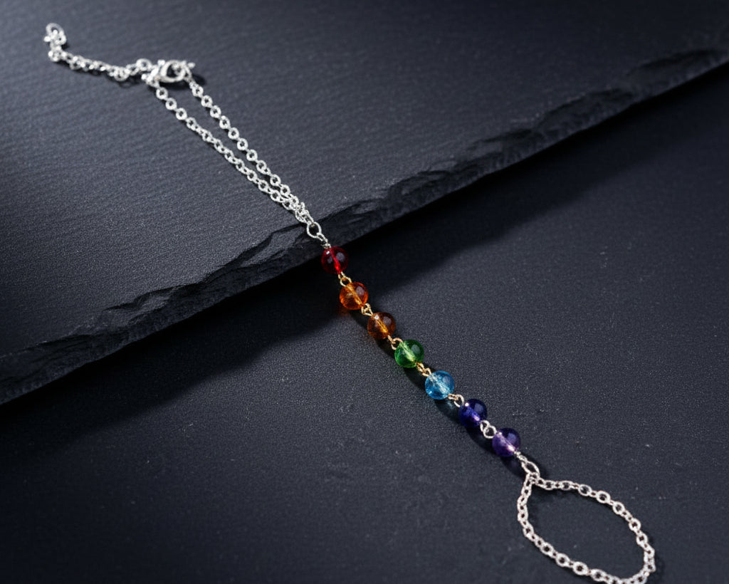 7 Chakra Fingerring-Armband mit silberner Kette, Ring und kleinen Chakra-Edelsteinperlen
