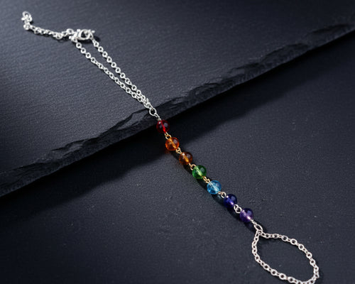 7 Chakra Fingerring-Armband mit silberner Kette, Ring und kleinen Chakra-Edelsteinperlen