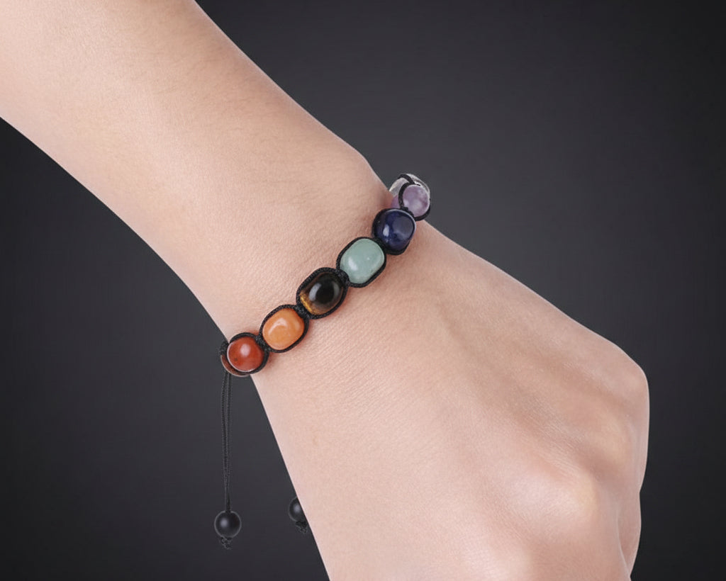 Verstellbares Chakra Naturstein Armband mit Trommelsteinen, am Handgelenk getragen
