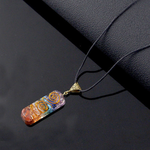 7 Chakra Edelstein Anhaenger mit bunten Chakra-Natursteinen und goldenem Spiralsymbol an schwarzer Kordel