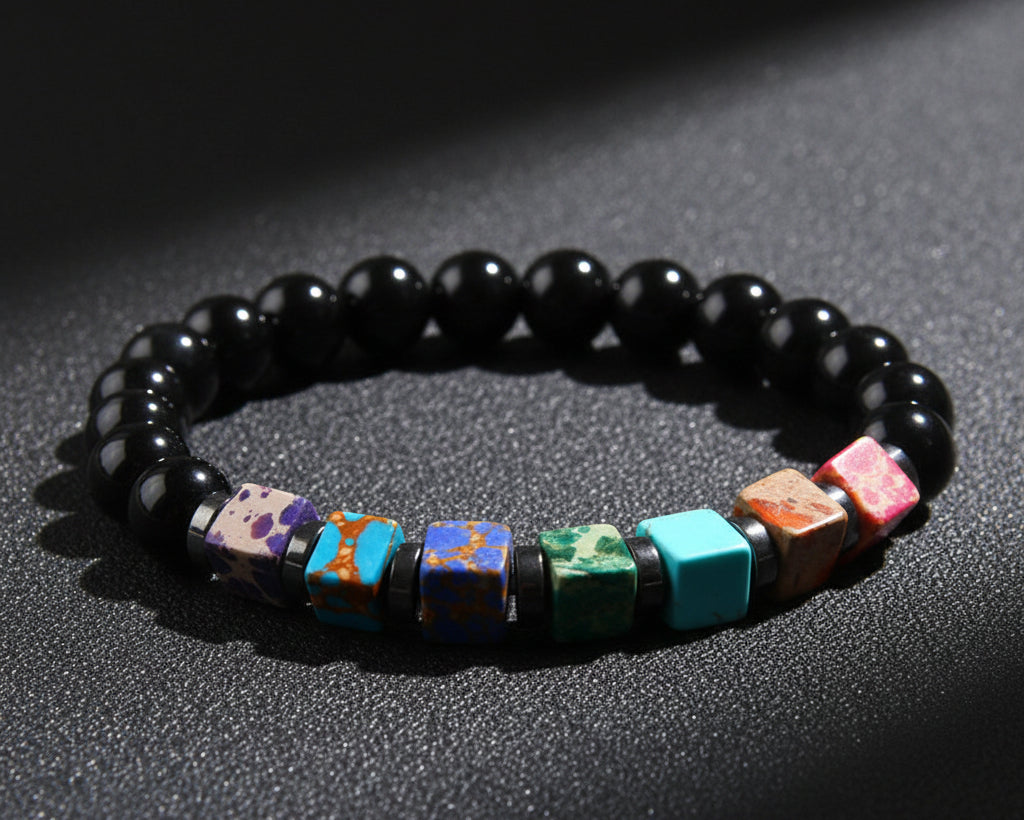 7 Chakra Naturstein Armband mit schwarzen 8mm Perlen und bunten wuerfelfoermigen Chakra-Steinen